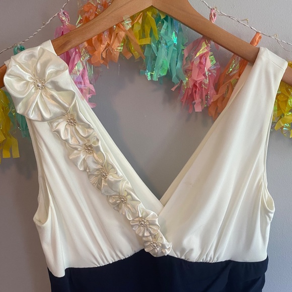 V-neck white and navy dress with flower detail - Picture 2 of 6